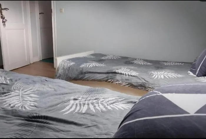 Chambre Deux Lits Celibataires 3Eme Etage Petite Cle Rouge
