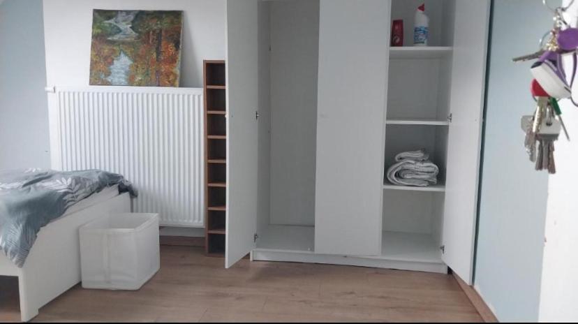 Séjour chez l'habitant Deux Lits Celibataires 3eme Etage Petite Cle Rouge *